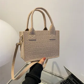Дамски малка квадратна чанта 2023, Нова лесна и универсална ежедневна чанта, Модерен популярна фетровая чанта-месинджър с едно рамо