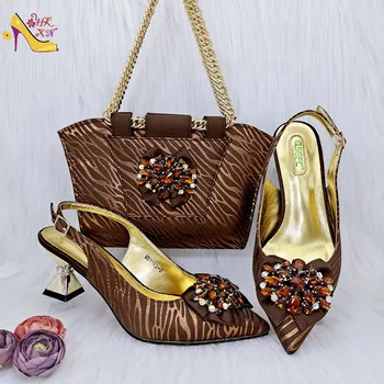 Модерна и изискана дамска чанта в двойка с остроносыми туфлями на среден ток За най-популярните партита на африканския стил или на дневния работен Кафе