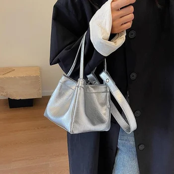 Модни Сребърна чанта Луксозна марка през рамо, Нишевая Дизайнерска чанта през рамо, Кожени Дамски Проста чанта-кофа с Голям капацитет